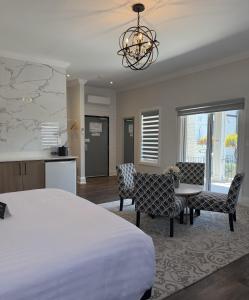 Colonial Hotel & Suites