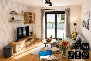 ENJOYHARRACHOV Atraktivní klidné studio 3 v centru Harrachova s parkováním, velkou terasou, Wifi-WLAN, SAT zdarma, možností dobíjení auta, výhledem do zahrady a na romantický kostelík jen 150m od lanovky