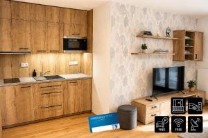 ENJOYHARRACHOV Atraktivní klidné studio 3 v centru Harrachova s parkováním, velkou terasou, Wifi-WLAN, SAT zdarma, možností dobíjení auta, výhledem do zahrady a na romantický kostelík jen 150m od lanovky
