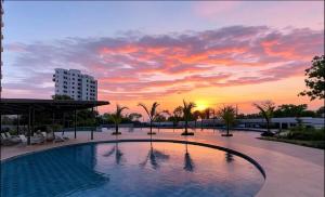 Loft moderno con piscinas tipo resort y playa