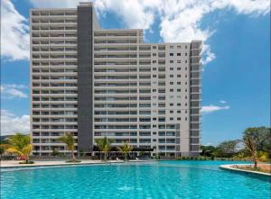 Loft moderno con piscinas tipo resort y playa