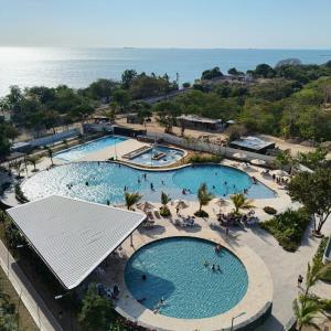 Loft moderno con piscinas tipo resort y playa
