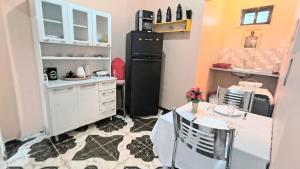 Apartamento com cama king size e cozinha completa