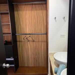 Modern 2BR 2BA Workspace Wifi Pools 24x7 Sec