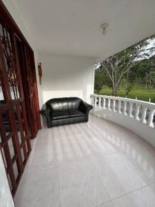 Cabaña con piscina iluminada amplias zonas verdes