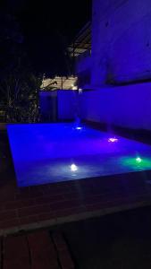 Cabaña con piscina iluminada amplias zonas verdes