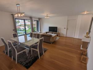 Modern Luxury Flat with Two Ensuite Bedrooms Pool
