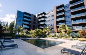 Modern Luxury Flat with Two Ensuite Bedrooms Pool