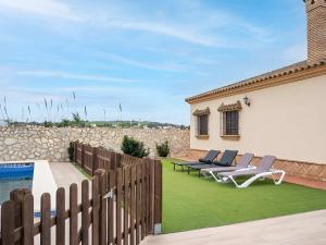 Chalet Piscina Privada Aire acondicionado Agua salada y vallada solo alquilamos a familias