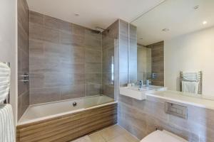Modern 1-Bedroom Flat with Balcony & Gym - Near East Croydon Station