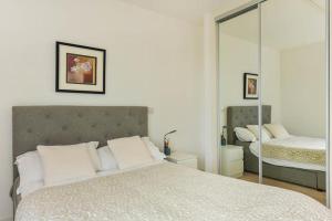 Modern 1-Bedroom Flat with Balcony & Gym - Near East Croydon Station