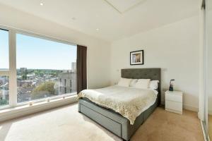 Modern 1-Bedroom Flat with Balcony & Gym - Near East Croydon Station