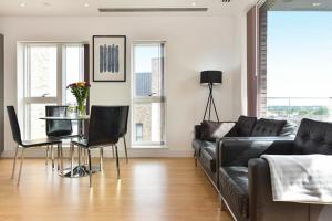 Modern 1-Bedroom Flat with Balcony & Gym - Near East Croydon Station