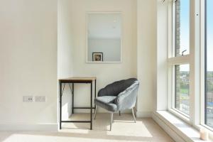 Modern 1-Bedroom Flat with Balcony & Gym - Near East Croydon Station