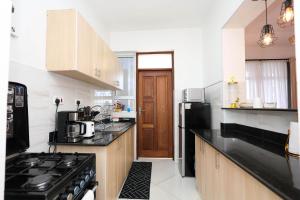 Modern 2BR Apartment in Mombasa CBD with 2 Bathrooms & Balcony near Airport & Old Town