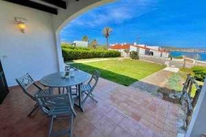 Ponent - Planta baja con vistas al mar y piscinas.