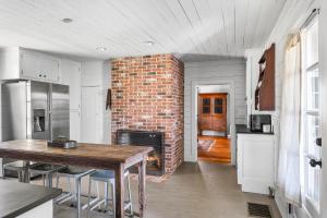 Charming 1800s Farmhouse Near Helen & Wineries