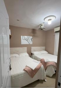 1 Habitacion con 2 camas dobles, en vivienda compartida en Azua