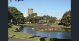 Heart of CBD with Pool Gym ParkingWalk to Station
