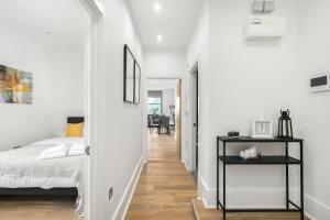 Modern 2-Bed Near Clapham Battersea Park & River