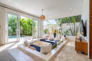 Eleven Villa - Spacious Stay with Huge Pool & Office Space