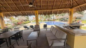 House with Terrace, Garden and Private Pool Access