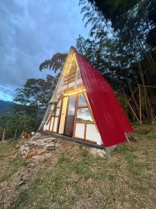 Cabaña glamping entre nubes buga