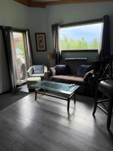 Pine Marten Wilderness Cabin - Hot Tub & Mountain Views