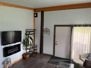 Pine Marten Wilderness Cabin - Hot Tub & Mountain Views