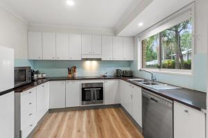 Sunrise on Byron - Spacious Pet Friendly Holiday Home Near Belongil Beach | Winter Escape Deal | Stay Longer & Save | 1 June – 31 August