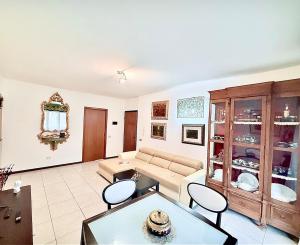 Large artistic apartment with 2 balconies