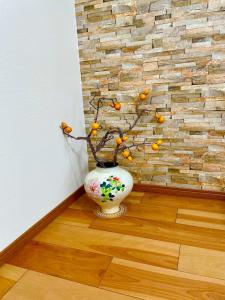 Enjoy the charm of Kyoto in an entire private property near Nijo Castle, a World Heritage Site! Perfect for 6 or more people! Ultra-spacious modern Japanese-style accommodation