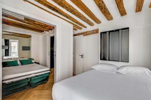 2BDR 5P apartment au centre de Paris in downtown Paris