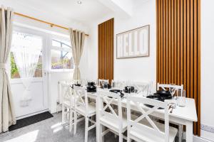 Open mind property - Stylish 6BR Holiday Home