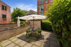 Rare private courtyard, very easy to reach