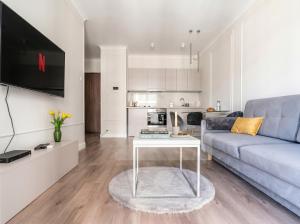 Urban Chic - Luxury Stay for up to 20 Guests in Mennica Residence, Warsaw Center