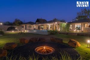 StayVista at Bohemian with Infinity Pool, Lawn