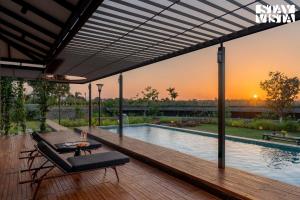 StayVista at Bohemian with Infinity Pool, Lawn