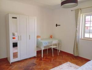 Great for Families in Lourinhã-Double Rooms-Private Baths-Free Parking & Extra Bed