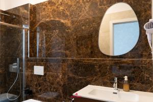 Barirooms - Cardassi Suites