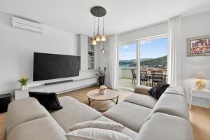 Spacious 4 bedroom apartment with sea view - free parking