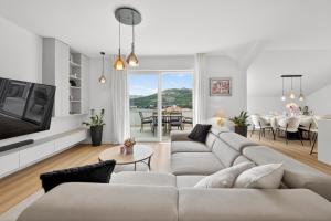 Spacious 4 bedroom apartment with sea view - free parking