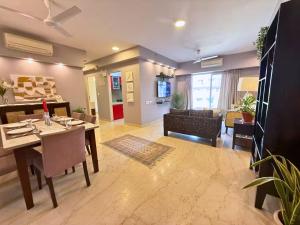 ConnektHomes - 5 Star Luxury 2Bed2Bath Nr Asian Heart BKC - Pool