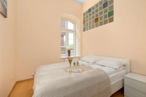 Stylish Apartment for Four Guests Close to the City Center by Noclegi Renters