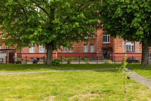 Stylish Apartment for Four Guests Close to the City Center by Noclegi Renters