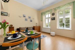Stylish Apartment for Four Guests Close to the City Center by Noclegi Renters