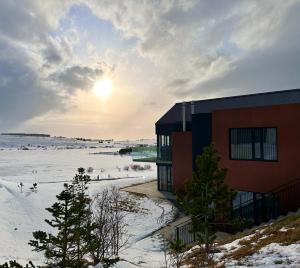 Luxury lakefront Villa 15 min drive to downtown