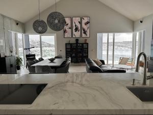 Luxury lakefront Villa 15 min drive to downtown