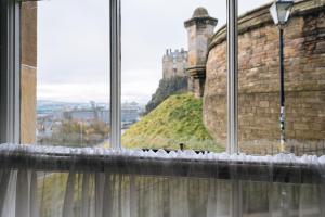 Chic 1BD Flat - wViews of Edinburgh Castle!