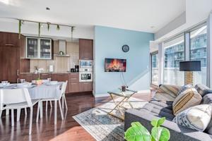 Sunny 2 Bedroom Condo in Downtown Toronto CN Tower, Lake View Balcony